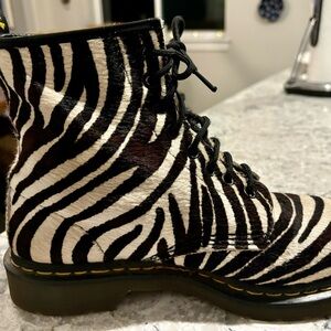 DR. MARTENS Zebra🦓Print REAL fur boots, 9